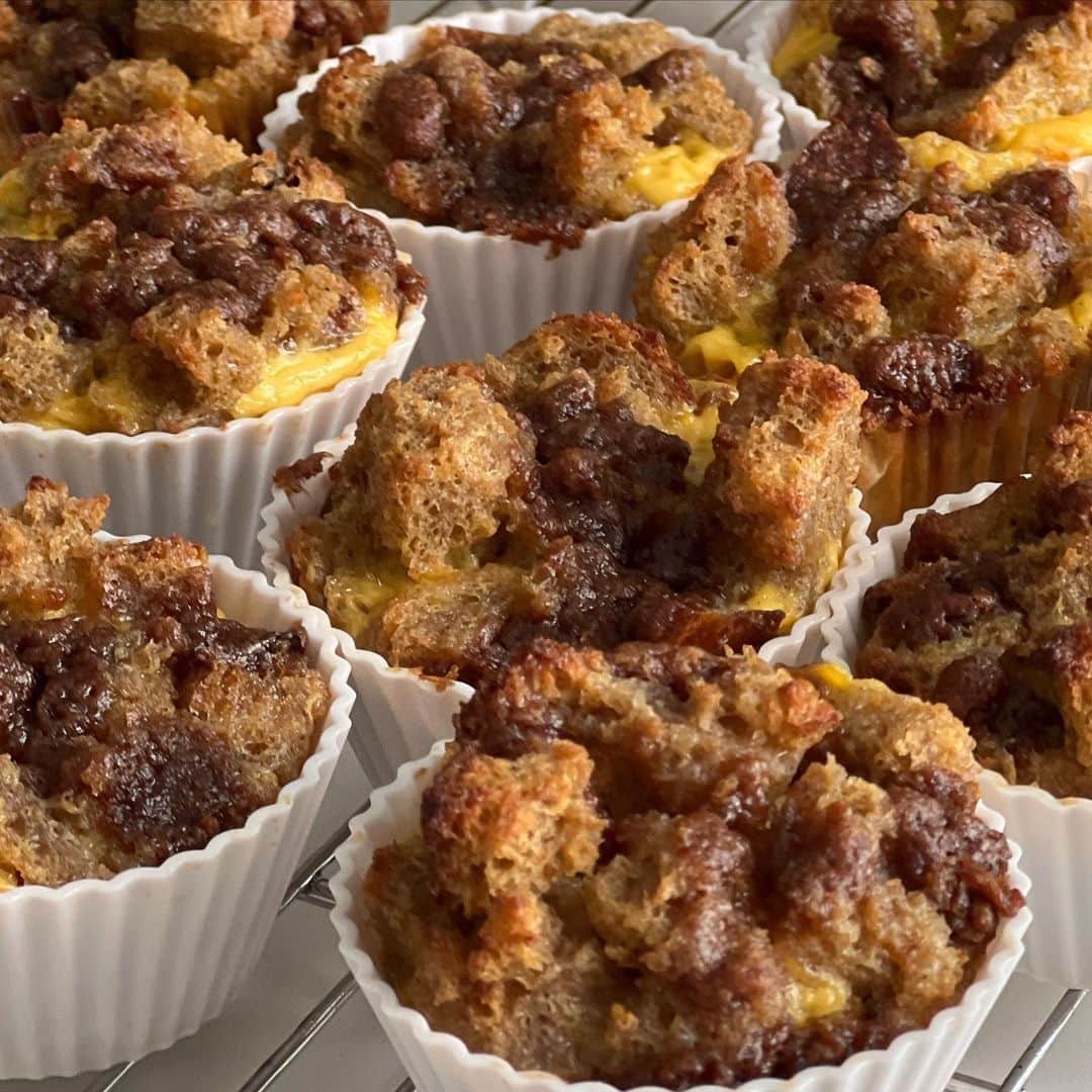 アサ・アキラのインスタグラム：「French Toast Muffins: Save the crusts your asshole children refuse to eat. Chop up, soak in egg and milk, bake them into unrecognizable treats. Internally cackle as the little shits happily eat them, not knowing they just got GOT. Cry in closet because this is your life now. @imahoeandahousewifedotcom」