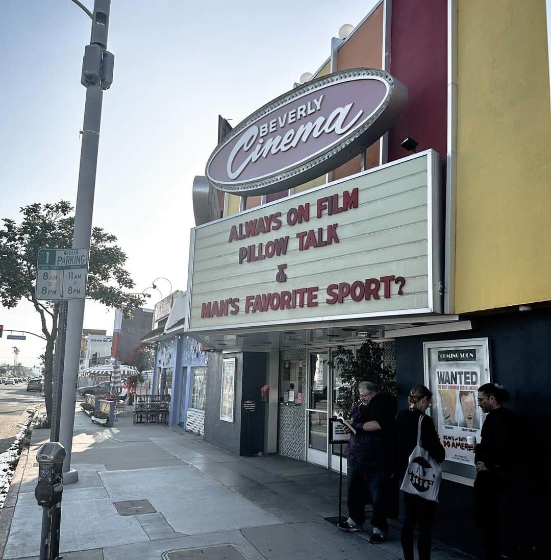 ジェネビーブ・モートンのインスタグラム：「Absolutely loved watching Pillow Talk with Doris Day and Rock Hudson last night. The @newbeverly is one of my favorite places in Los Angeles. In my opinion it’s a very cute date spot. I’ve seen so many brilliant movies here 🙌🙌」