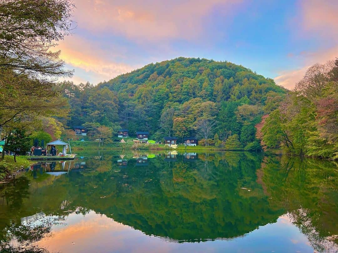 鷲巣綾乃のインスタグラム：「🩷🩵💜🤍🧡💛  空かわいいって感情伝わる人少ないんだけど、 空ってほんとかわいいよね👼笑」