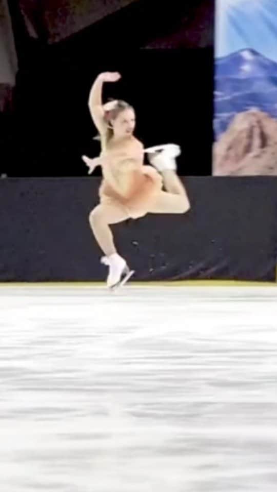 コートニー・ヒックスのインスタグラム：「The opening to my Freeskate! The program opens with "Seven Devils" (it's literally just the very beginning) and then "Heaven is Here". I also use "Choreomania" and "Cassandra" but I'll put those parts up later! All choreographed impressively by @gosanjaygo_03 ! . . . . #iceskater #iceskate #iceskating #figureskater #figureskate #figureskating #figureskating_amazing #lutz #triplejump #morning #fypage #fypシ #foryou #foryoupage #usfigureskating #isu #reels #pretty #athletesofinstagram #athlete #jacksonultima #johnwilson #jumps #explorepage #explore #фигурноекатани」
