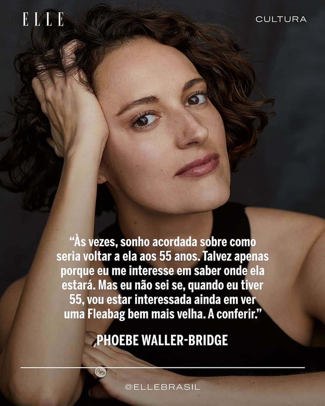ELLE Brasilのインスタグラム：「Algum fã de Fleabag online? Phoebe Waller-Bridge, atriz e roteirista da série, deu uma entrevista exclusiva para o #Volume12 de ELLE Brasil em que fala sobre sua personagem mais famosa – e um possível retorno em muitos e muitos anos –, seu papel em "Indiana Jones e a relíquia do destino" (que estreia nesta quinta-feira, 29.6, nos cinemas!), a adaptação de "Tomb Raider" e até dos rumores de que ela vai dirigir o próximo 007. “É bem engraçado que tenham tanto medo de uma mulher fazendo esses projetos. Amo a franquia por ser masculina. Amo ação. Adoro o personagem, tão cheio de defeitos e complicações, com seu lado misógino e sombrio. Ele faz com que a gente se sinta incomodada, ao mesmo tempo que nos empodera e empolga", fala de James Bond.  Para ler a entrevista completa, garanta a edição em nossa lojinha do Instagram ou em elle.com.br」