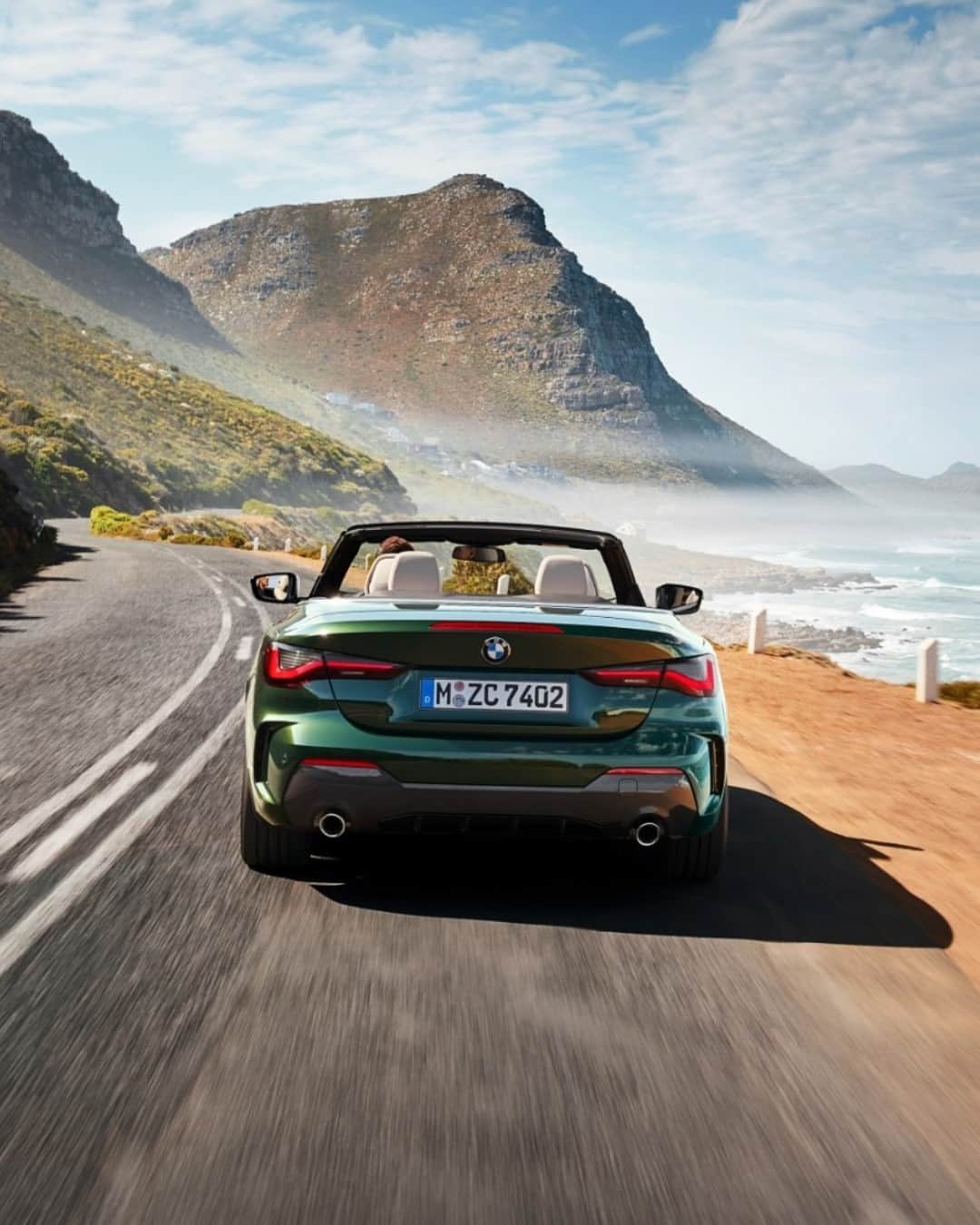 BMWさんのインスタグラム写真 - (BMWInstagram)「Sea-side sprint ✌️🌊 The BMW 4 Series Convertible. #THE4 #BMW #4Series __ BMW 420i Convertible: Combined fuel consumption: 7.4–6.7 l/100 km. Combined CO2 emissions: 170–152 g/km. All data according to WLTP. Further info: www.bmw.com/disclaimer」6月30日 3時00分 - bmw