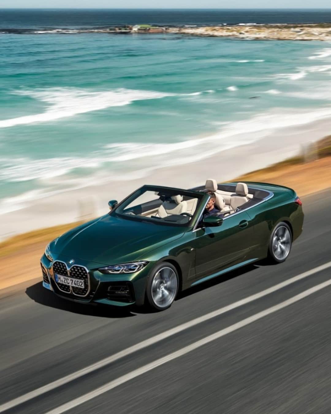 BMWのインスタグラム：「Sea-side sprint ✌️🌊 The BMW 4 Series Convertible. #THE4 #BMW #4Series __ BMW 420i Convertible: Combined fuel consumption: 7.4–6.7 l/100 km. Combined CO2 emissions: 170–152 g/km. All data according to WLTP. Further info: www.bmw.com/disclaimer」