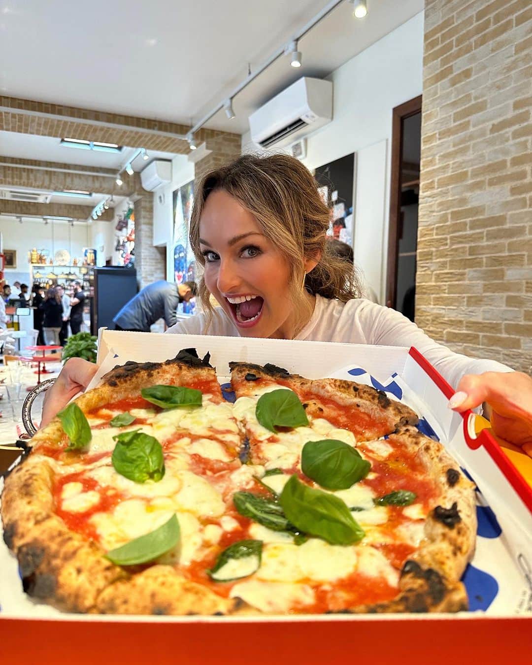 ジャーダ・デ・ラウレンティスのインスタグラム：「I tried all the pizza in Naples (quite literally) to develop our latest Giadzy guide 🍕all my recs on giadzy.com」