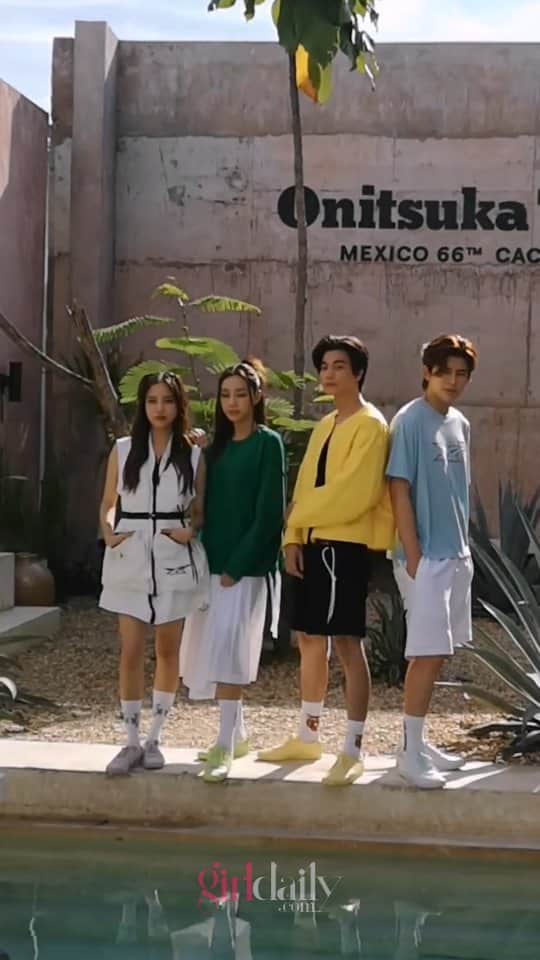 CeCi Thailandのインスタグラム：「🏜 ทะเลทรายที่ว่าร้อน ยังฮอตไม่เท่าการรวมตัวเฉพาะกิจของ 4 หนุ่ม-สาวคนดัง ที่มาร่วมอวดลุคหลากสีสันพร้อมสนีกเกอร์คู่ใจรุ่นล่าสุดจาก @onitsukatigerth   นำทีมโดย กลัฟ คณาวุฒิ @gulfkanawut, ฟรีน สโรชา @srchafreen, ปอนด์ ณราวิชญ์ @ppnaravit และ น้ำตาล พิจักขณา @p_namtarn ในงานเปิดตัวรองเท้ารุ่น MEXICO 66™ CACTFUL™ อย่างเป็นทางการในประเทศไทย   โดยคอลเลคชั่นนี้ทางแบรนด์ได้นำเส้นใยจากต้นแคคตัสประเทศเม็กซิโกมาผลิตรองเท้าเป็นครั้งแรก! ซึ่งนอกจากจะช่วยลดผลกระทบต่อสิ่งแวดล้อมแล้ว ยังนุ่มสบาย ทนทาน เผยโฉมมาใน 5 เฉดสีพาสเทลสดใส วางจำหน่ายแล้ววันนี้ที่ร้านโอนิซึกะ ไทเกอร์ สยามสแควร์วัน และบนช่องทางออนไลน์  #MEXICO66CACTFUL #MadeWithCactus #DPromptCommunication」