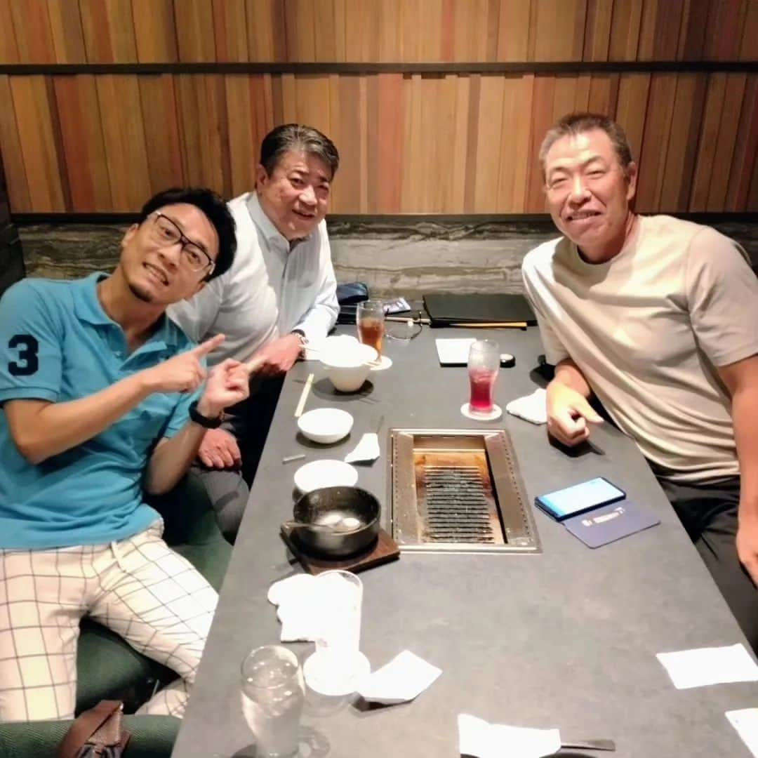 山浦ひさしのインスタグラム：「井上一樹さんプロデュースの焼肉屋さん【極上松阪牛　樹一】にお邪魔しました！  一言！めちゃくちゃ美味しい！！ やっぱ僕が普段食べてる肉とは全然違う(笑) しかも！一樹さんが直々に焼いてくれました！ 店内オシャレ！個室もあるし！お値段も、そこまでお高くはないと思います。  ちなみに↑都筑社長と(笑) ↑のお品書きは、一樹さん直筆です！相変わらず達筆！！  皆さんも会食や記念日に是非〜  #樹一  @jyuichi.gokujo_matsusakaushi #愛知バス @aichibus_abctravel  #焼肉 #松阪牛  #井上一樹 #中日ドラゴンズ」