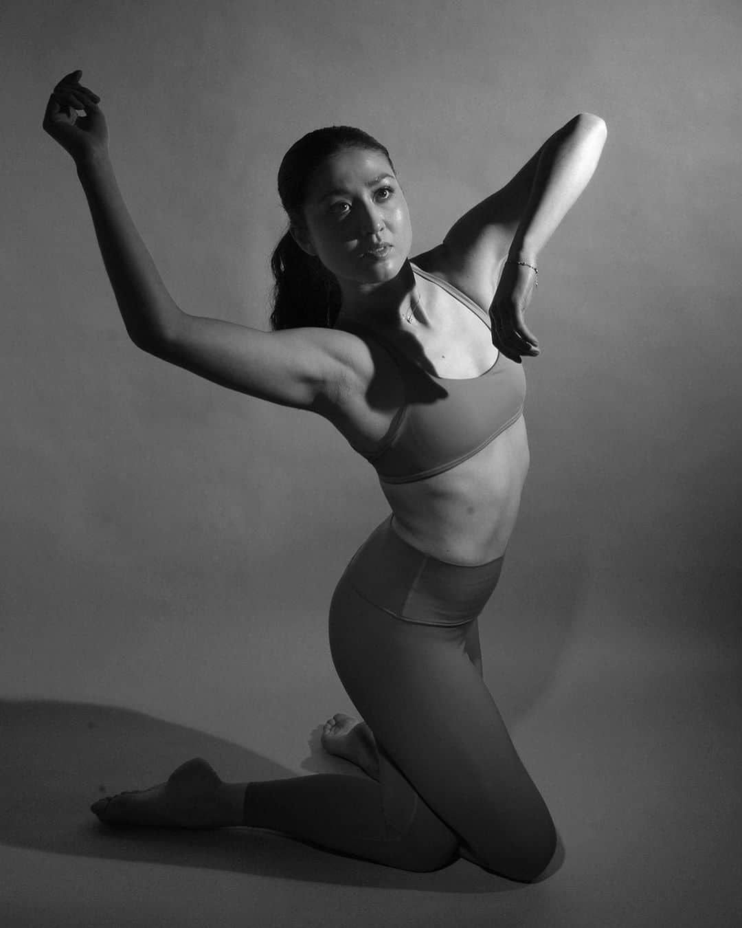 リン・ハッチソンのインスタグラム：「do ur stretches (note to self)」