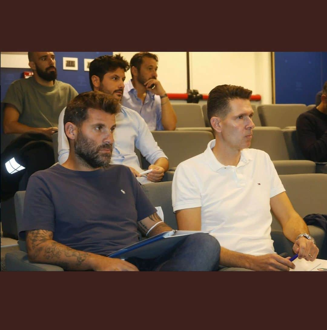 アントニオ・ノチェリーノのインスタグラム：「Oggi termina una bellissima esperienza termina il corso @uefa_official PRO #corsoUefaPro.  Ho avuto la fortuna di seguire delle lezioni fatte da allenatori incredibili , un grazie ai professori di #coverciano per i loro insegnamenti.  Ma soprattutto ho conosciuto un gruppo di ragazzi incredibile. ⏭️」