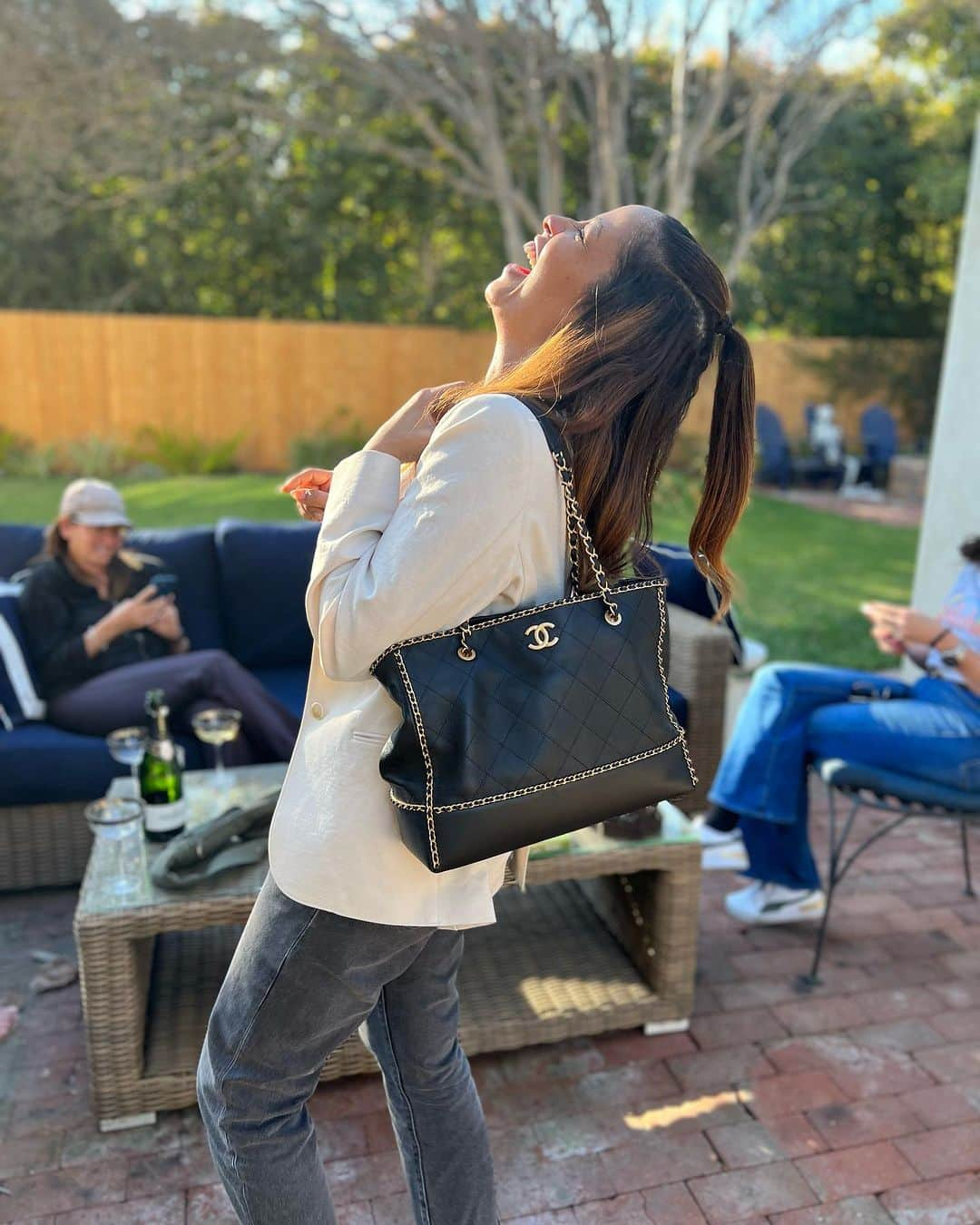 ジーン・トリプルホーンのインスタグラム：「Belly laughs, I want more of these, more time with friends, more joy, more #chanel too, please. 👜🤣✨🤪」