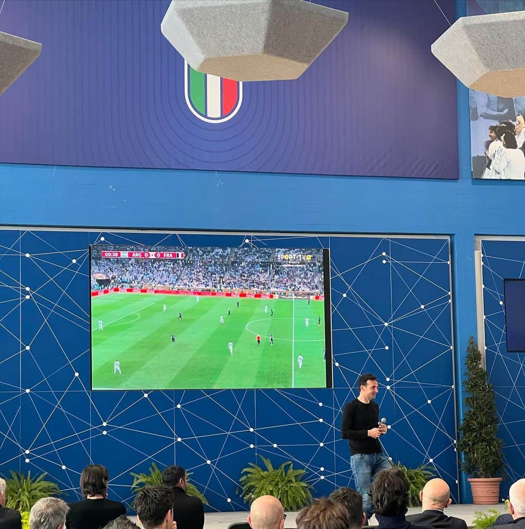 アントニオ・ノチェリーノさんのインスタグラム写真 - (アントニオ・ノチェリーノInstagram)「Oggi termina una bellissima esperienza termina il corso @uefa_official PRO #corsoUefaPro.  Ho avuto la fortuna di seguire delle lezioni fatte da allenatori incredibili , un grazie ai professori di #coverciano per i loro insegnamenti.  Ma soprattutto ho conosciuto un gruppo di ragazzi incredibile. ⏭️」6月30日 3時17分 - antonocerino
