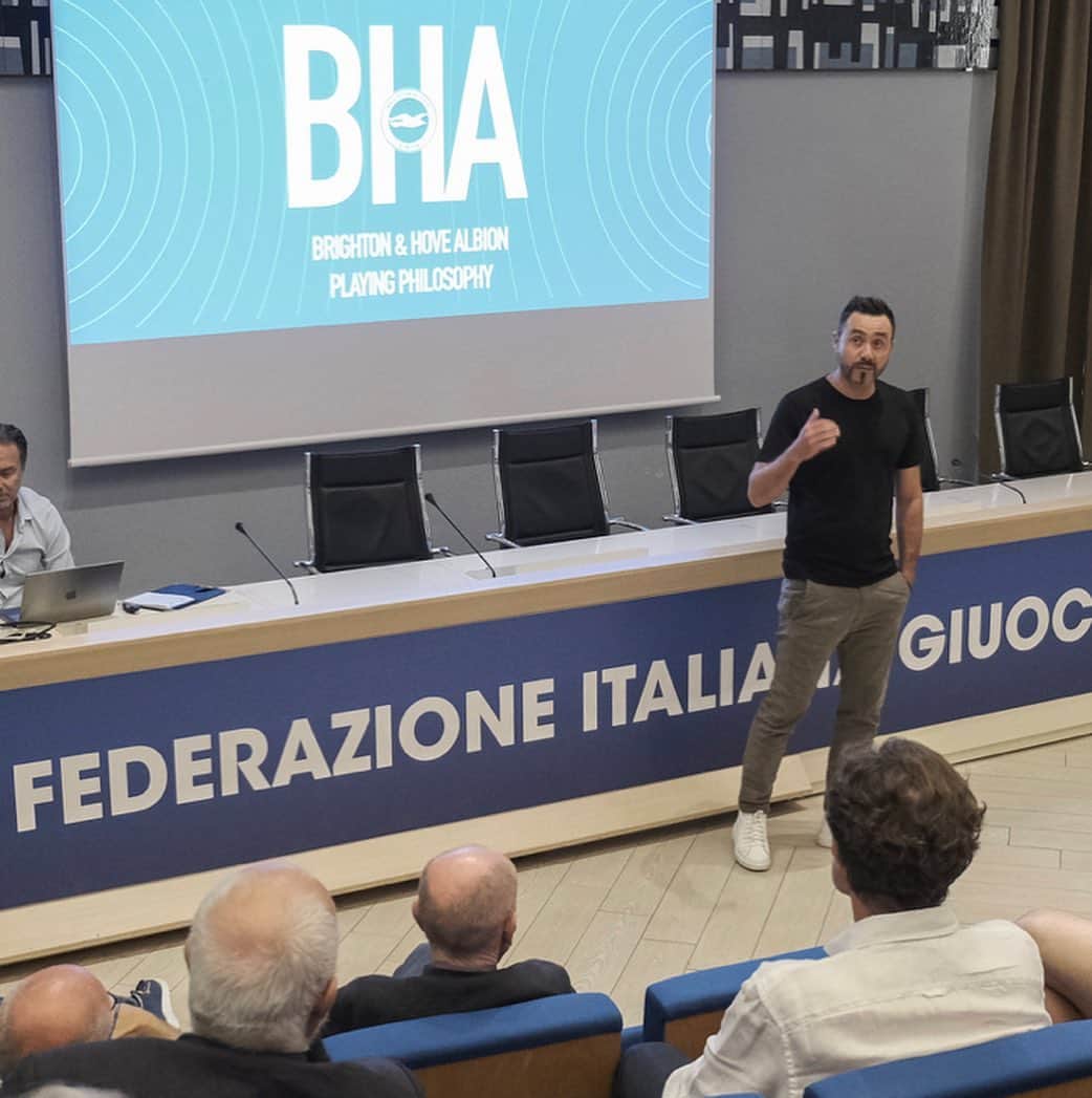 アントニオ・ノチェリーノさんのインスタグラム写真 - (アントニオ・ノチェリーノInstagram)「Oggi termina una bellissima esperienza termina il corso @uefa_official PRO #corsoUefaPro.  Ho avuto la fortuna di seguire delle lezioni fatte da allenatori incredibili , un grazie ai professori di #coverciano per i loro insegnamenti.  Ma soprattutto ho conosciuto un gruppo di ragazzi incredibile. ⏭️」6月30日 3時17分 - antonocerino