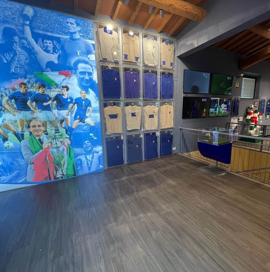 アントニオ・ノチェリーノさんのインスタグラム写真 - (アントニオ・ノチェリーノInstagram)「Oggi termina una bellissima esperienza termina il corso @uefa_official PRO #corsoUefaPro.  Ho avuto la fortuna di seguire delle lezioni fatte da allenatori incredibili , un grazie ai professori di #coverciano per i loro insegnamenti.  Ma soprattutto ho conosciuto un gruppo di ragazzi incredibile. ⏭️」6月30日 3時17分 - antonocerino