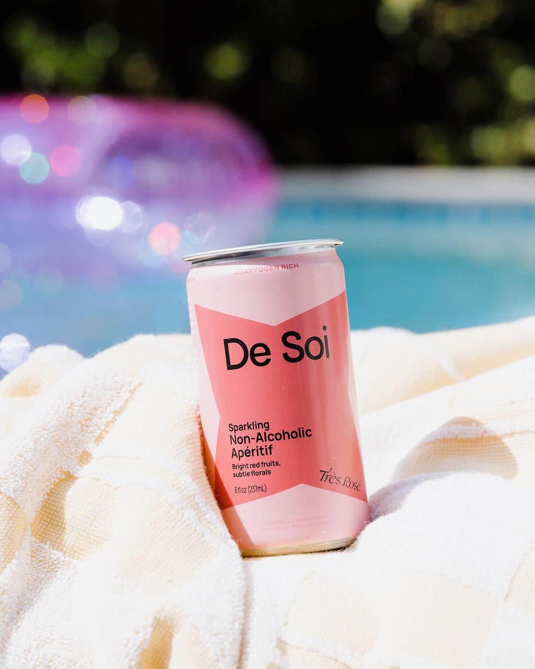 ケイティ・ペリーさんのインスタグラム写真 - (ケイティ・ペリーInstagram)「Welcome to the fam, sis.   Très Rosè 💓🌹 is jumping in the @drinkdesoi pool. Won’t you join us, the water is fine!」6月30日 3時31分 - katyperry