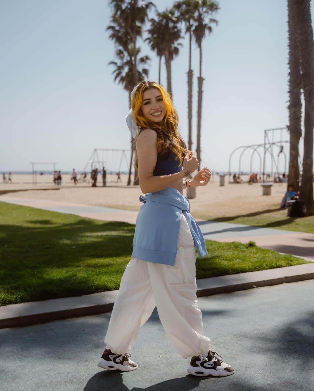 バレンティナ・アコスタ・ギラルドさんのインスタグラム写真 - (バレンティナ・アコスタ・ギラルドInstagram)「Feeling like a Powerpuff Girl ✨ Last year I did Blossom for EDC, but this time I’m looking more like Bubbles 🫧 I had to keep the bow tho 🫡  I got to enjoy LA a little bit more, I didn’t get to do it much before, I love the vibes!! ✨ Also, I have been with my fam the last weeks so the stream has been cancelled. But I’ll be back soon 💖 Miss y’all ✨ I hope you are doing amazing 🫶🏻  I had to edit this photos super quick in the car on my way to Disneyland lol, I couldn’t wait to share it 🥹 but the photos were taken by @jtranyo , thank you honey 🫶🏻」6月30日 3時24分 - vofvadi