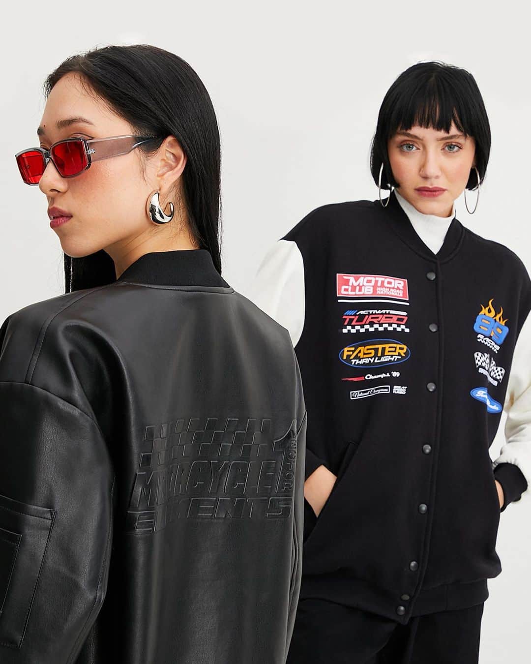 ロジャス・レナーのインスタグラム：「O estilo biker voltou com tudo nesta temporada! 🏍 Com jaquetas e corsets, as peças unem as tendências futurista e gótica, garantindo composições super fashionistas. Passe para o lado e conheça um pouco mais desta trend. Clique nas fotos e compre seus favoritos agora mesmo. #modafeminina #trends #looks  Jaqueta em moletom com estampa automobilistica 816655114 | vestido curto de alça em material sintético 811257483 | jaquta biker 796848971 | calça anos 90 749458494 | blusa cropped em tule 551790168 | blusa cropped sem manga 551790168 | jaqueta bomber 734462335 | saia curta 808844636 | short saia 637813463 | jaqueta em material sintético 753644855」