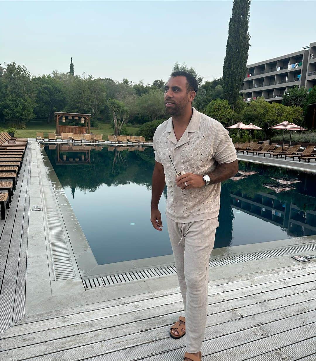 アントン・ファーディナンドのインスタグラム：「weekend away adulting kids free @cooksclubcorfu was just lovely and highly recommend 💗 thank you for the fresh new look @byjakehall」