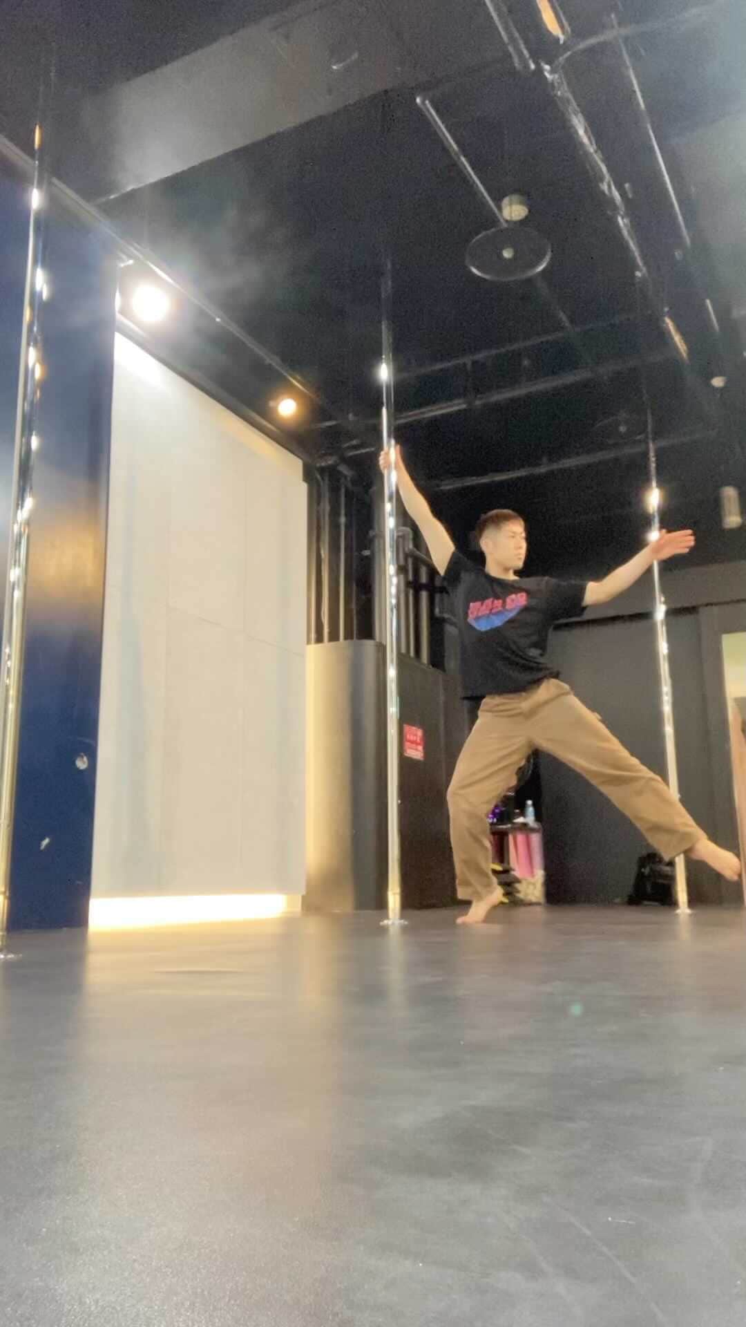 のインスタグラム：「Inspired by @polenick 🙏✨ . . . . . #dance #dancer #performance #performer #pdstaticcombo #pdstaticspin #staticspin #poleflip #poleflips #poletrickoftheday #staticspins #staticpole #noa #pop #japan #japanese #tokyo #東京 #roppongi #六本木 #polish #ポールダンス #poledance #ダンス #トレーニング #ポールダンサー #ポールダンス初心者 #carnival #burlesque #cabaret」