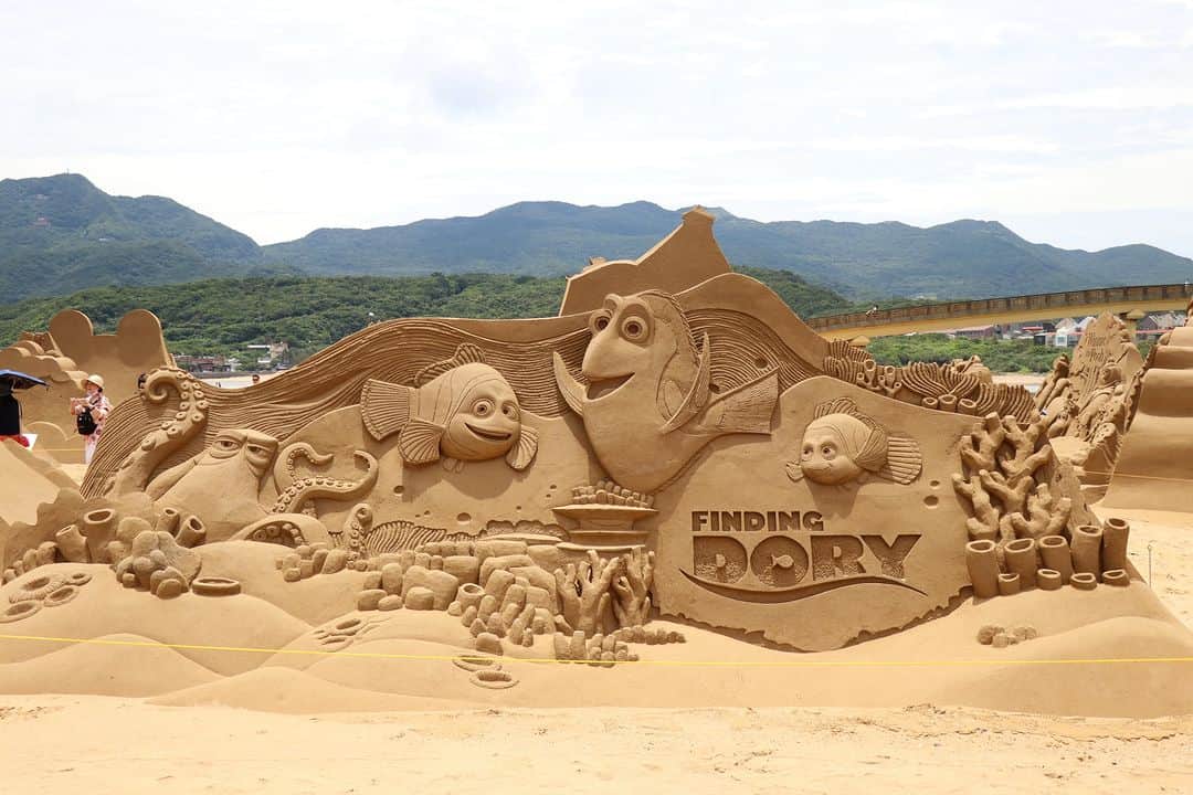 Disney Pixarさんのインスタグラム写真 - (Disney PixarInstagram)「OoOooh! Out-of-this-world sand art! ✨  15 artists around the world created 16 Pixar-themed sand sculptures for this year’s Fulong Sand Art Festival in Taiwan to celebrate #Disney100! ➡️ Swipe through to see a few!」6月30日 4時00分 - pixar