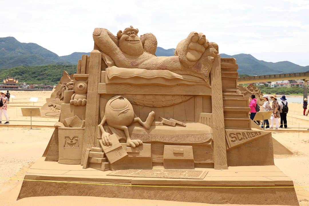 Disney Pixarさんのインスタグラム写真 - (Disney PixarInstagram)「OoOooh! Out-of-this-world sand art! ✨  15 artists around the world created 16 Pixar-themed sand sculptures for this year’s Fulong Sand Art Festival in Taiwan to celebrate #Disney100! ➡️ Swipe through to see a few!」6月30日 4時00分 - pixar