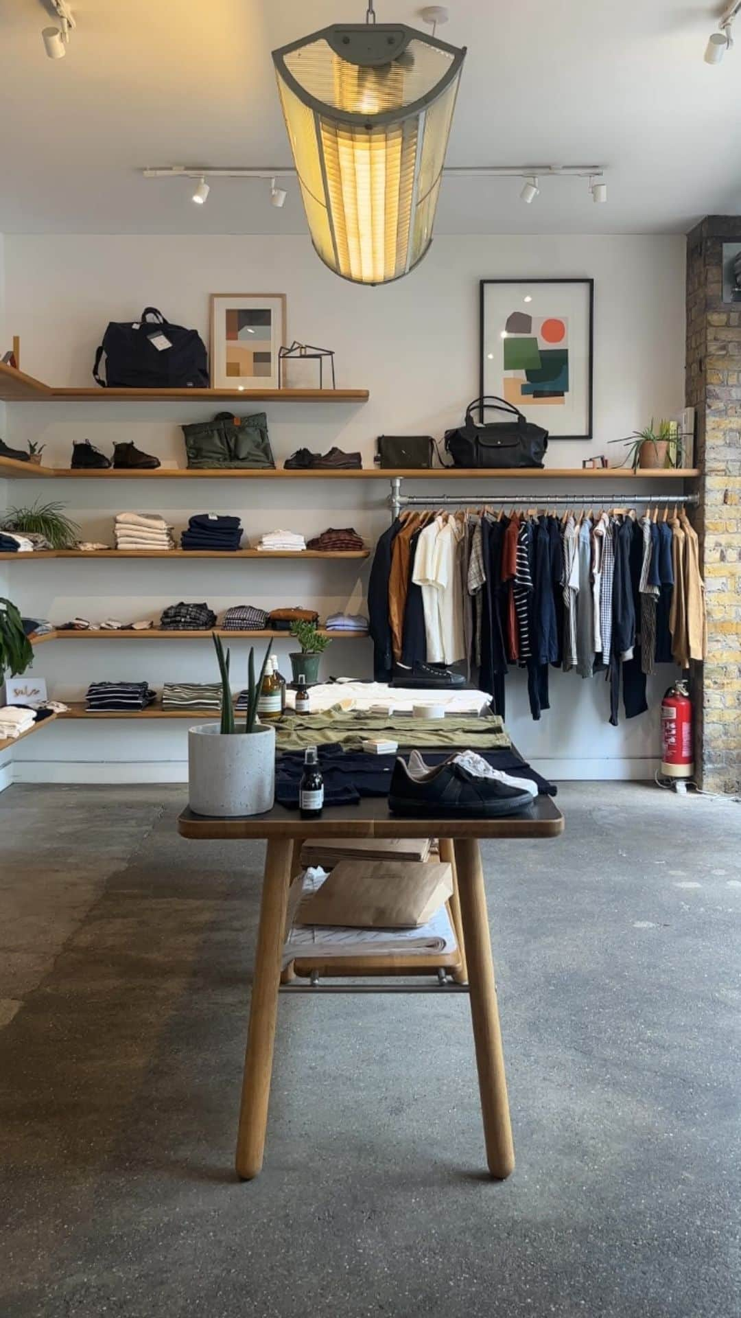 オリバースペンサーのインスタグラム：「West is best? Our Calvert Avenue store in Shoreditch would beg to differ! Come down and say hello if you’re in the neighbourhood.  #oliverspencer #shoreditch #calvertavenue #shoplocal #local #london #menswear #mensstyle」