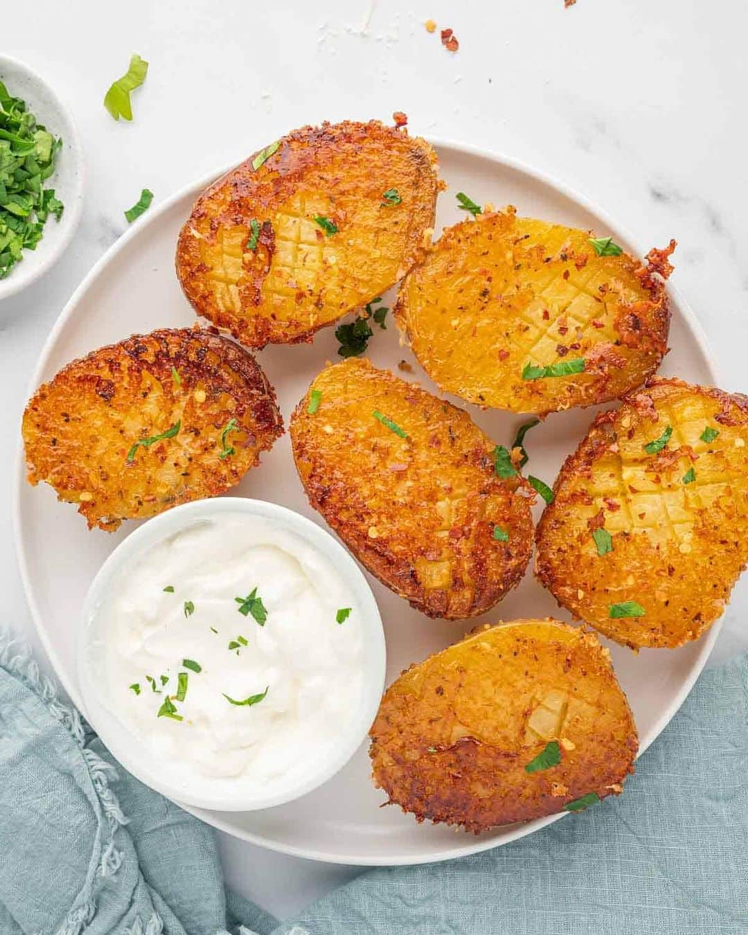 Easy Recipesのインスタグラム：「Viral parmesan-crusted potatoes are simple,  affordable, and delicious. Seasoned with garlic, olive oil and a flavorful blend of spices, these crispy potatoes are baked until they are shatteringly crunchy on the outside and creamy tender on the inside.  Full recipe link in my bio @cookinwithmima  https://www.cookinwithmima.com/crispy-parmesan-potatoes/」