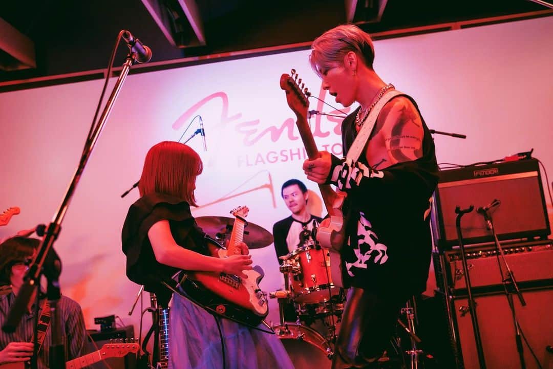 雅-MIYAVI-さんのインスタグラム写真 - (雅-MIYAVI-Instagram)「⚡️⚡️  Epic time jamming with my Fender buddies at the pre-opening event of Fender Flagship store in Tokyo.  楽しかったね！  素敵なプレイヤー達と 最高のギターに囲まれて 楽しい時間でした🎸🎸⚡️🤘🏻  It was a night of pure musical magic, with awesome musicians and killer guitars everywhere we looked!!!!! ⚡️⚡️」6月30日 4時37分 - miyavi_ishihara