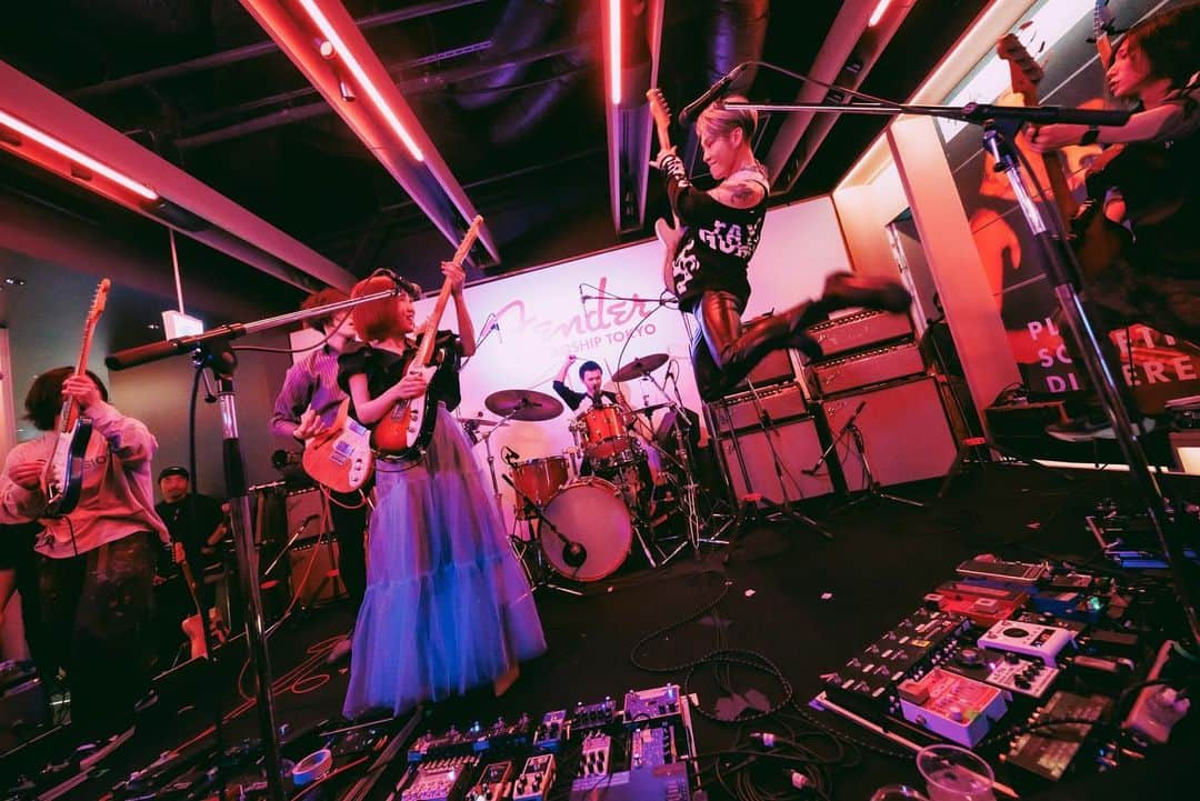 雅-MIYAVI-さんのインスタグラム写真 - (雅-MIYAVI-Instagram)「⚡️⚡️  Epic time jamming with my Fender buddies at the pre-opening event of Fender Flagship store in Tokyo.  楽しかったね！  素敵なプレイヤー達と 最高のギターに囲まれて 楽しい時間でした🎸🎸⚡️🤘🏻  It was a night of pure musical magic, with awesome musicians and killer guitars everywhere we looked!!!!! ⚡️⚡️」6月30日 4時37分 - miyavi_ishihara