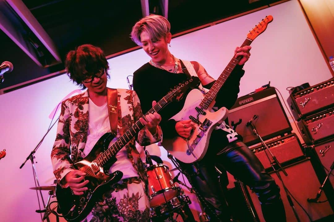 雅-MIYAVI-のインスタグラム：「⚡️⚡️  Epic time jamming with my Fender buddies at the pre-opening event of Fender Flagship store in Tokyo.  楽しかったね！  素敵なプレイヤー達と 最高のギターに囲まれて 楽しい時間でした🎸🎸⚡️🤘🏻  It was a night of pure musical magic, with awesome musicians and killer guitars everywhere we looked!!!!! ⚡️⚡️」