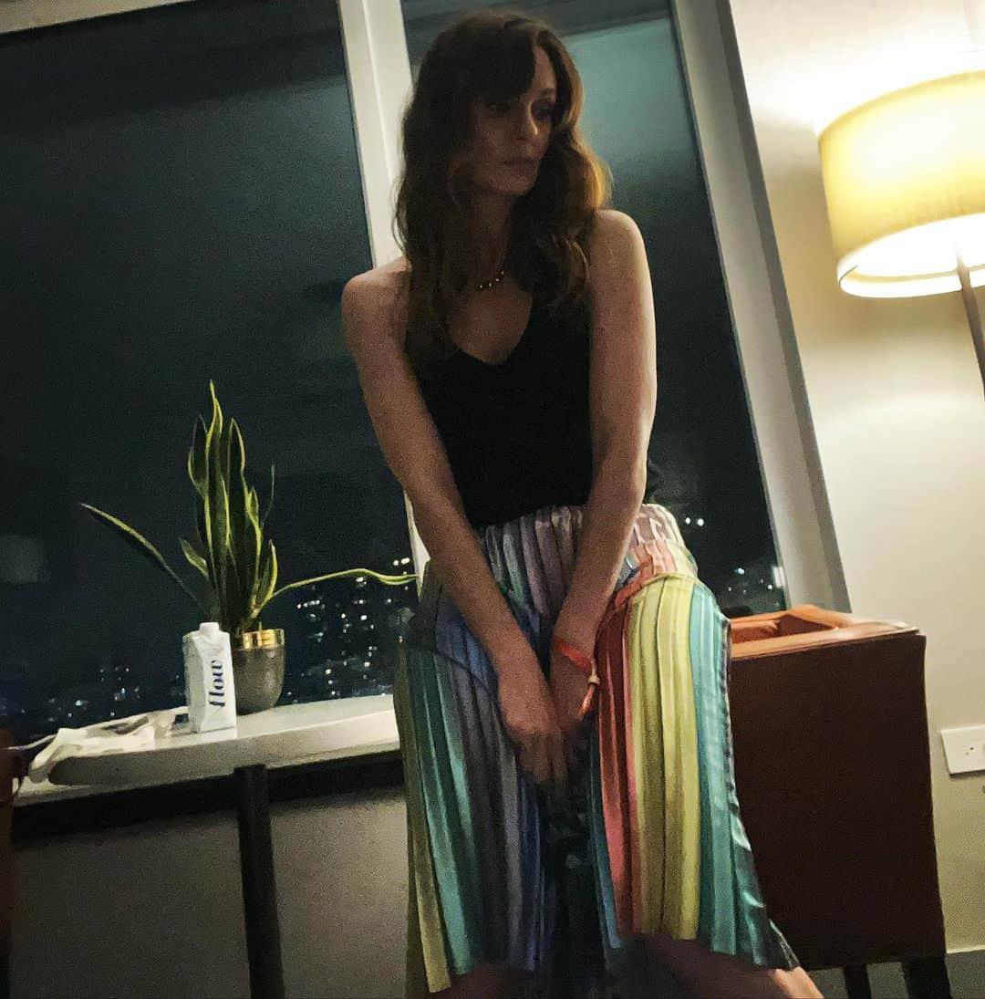 サラ・ウェイン・キャリーズのインスタグラム：「@lesley_hampton hotel late night moment」