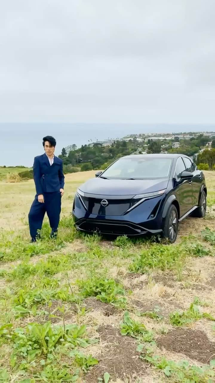 ユージン・リー・ヤンのインスタグラム：「Dream Car Contender 4️⃣: the all-new Nissan Ariya! I brought @NissanUSA’s gorgeous crossover SUV as my date to my friend’s wedding 👰🏻‍♀️ - do you think this might be my one true car? Congratulations to YB & Herbert! 🎊 #NissanPartner」