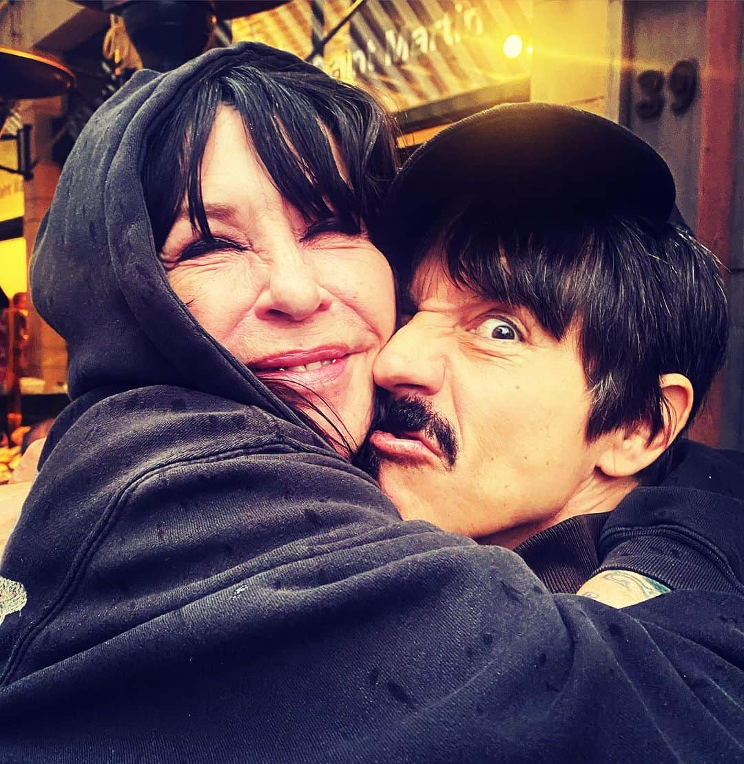 アムステルダム・タトゥー・ミュージアムのインスタグラム：「She and her friend @chilipeppers @louise_schiffmacher @rockwerchterfestival #brussel #diner #oldfriemds #lookingforwardtotheshow #graditude」