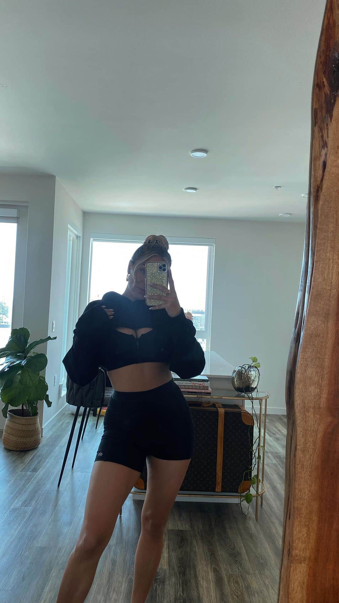 Daniella Graceのインスタグラム：「Turning my gym fit to day @alo 🖤」