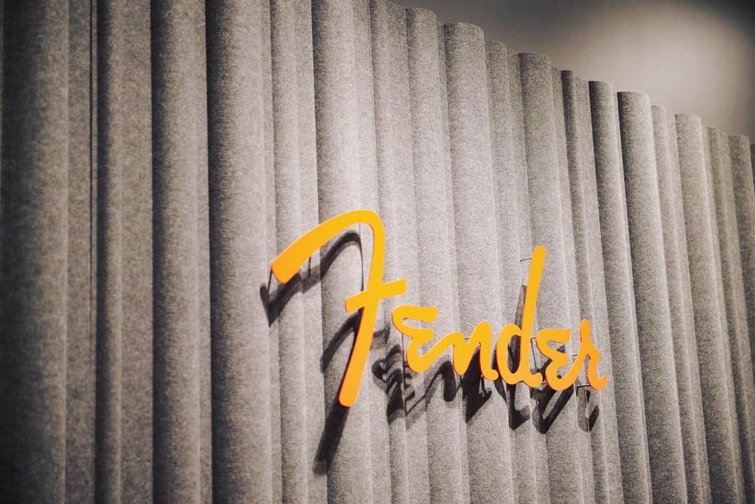 雅-MIYAVI-のインスタグラム：「Huge congrats to @fender @fender_jp for yet another milestone.   This is such a monumental achievement.   This place is destined to become a new Mecca of rock 'n' roll.  フェンダー・フラッグシップストア東京 ２０２３年６月３０日　本日オープン  ここが新しいロックの聖地になりますよう  みんなもワイワイ遊びに来てね  🎸🎸😃㊗️」