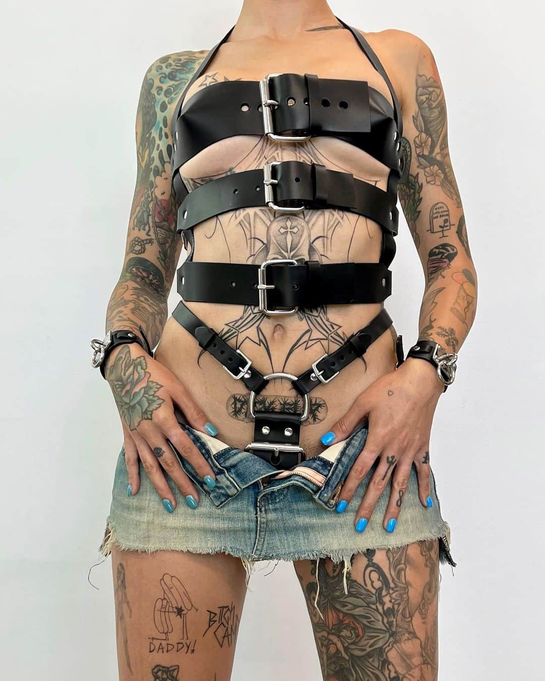 ZANA BAYNEのインスタグラム：「Just landed in the shop 💔   Made to-order in Los Angeles, available exclusively online (link in bio) Sarah is wearing the Triple Buckle Bustier, Alex Thong, and Choker Cuffs (1.25”)」
