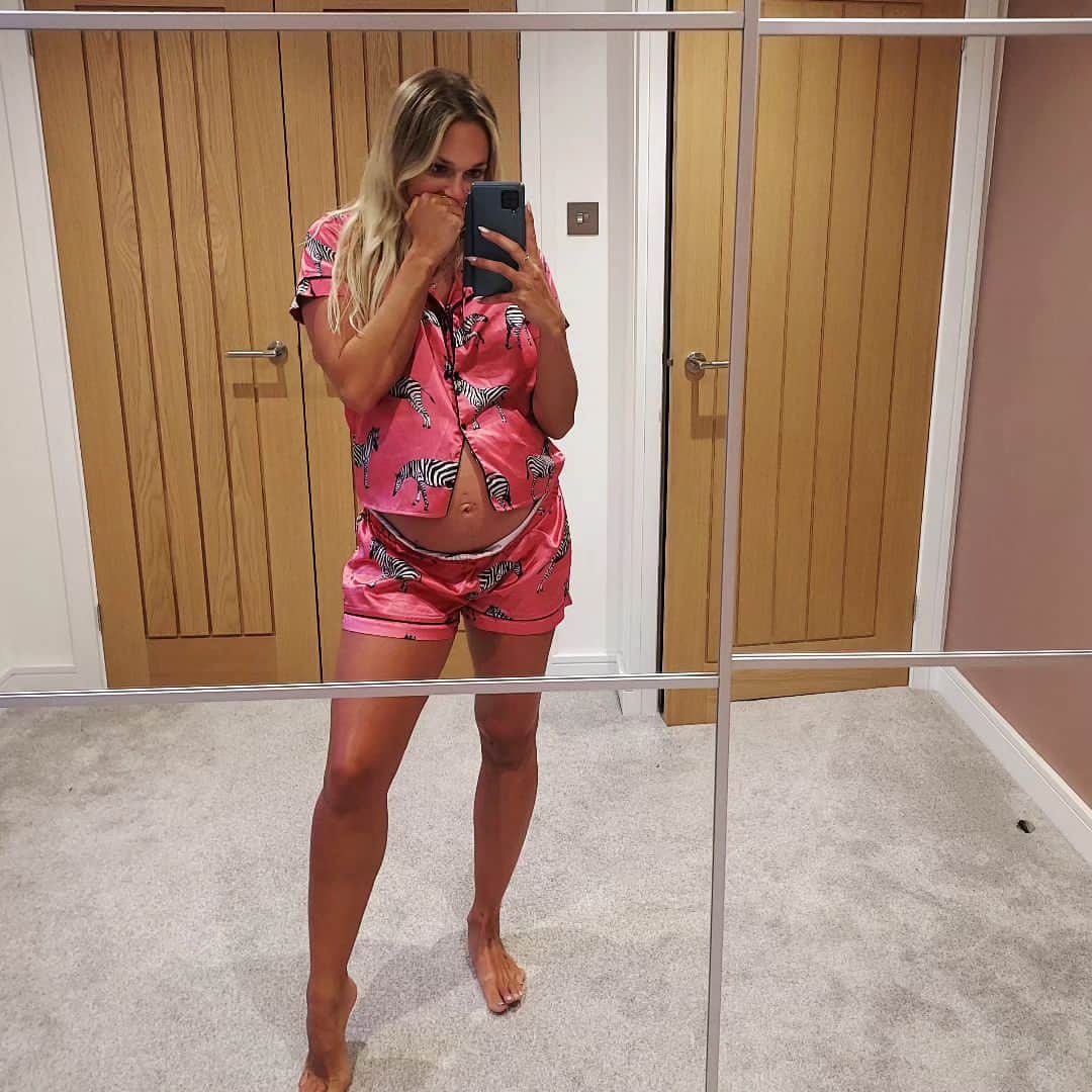 トニア・コーチのインスタグラム：「Oh shit.... who ate all the pies on holiday???? ME!!!!!!」
