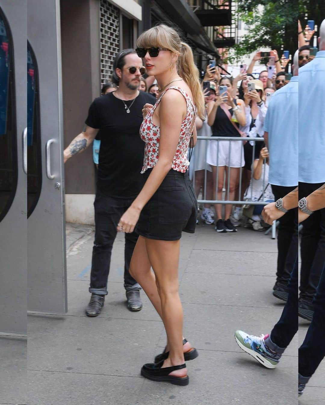 Just Jaredさんのインスタグラム写真 - (Just JaredInstagram)「Another day, another sighting of Taylor Swift at the recording studio. The singer wore a floral tank top and black shorts while arriving for her Thursday recording session. More photos on JustJared.com! #TaylorSwift Photos: Backgrid」6月30日 5時43分 - justjared