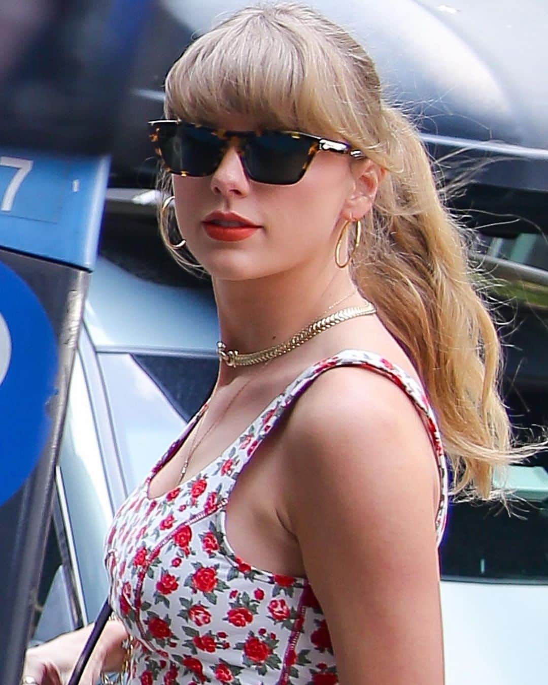 Just Jaredさんのインスタグラム写真 - (Just JaredInstagram)「Another day, another sighting of Taylor Swift at the recording studio. The singer wore a floral tank top and black shorts while arriving for her Thursday recording session. More photos on JustJared.com! #TaylorSwift Photos: Backgrid」6月30日 5時43分 - justjared