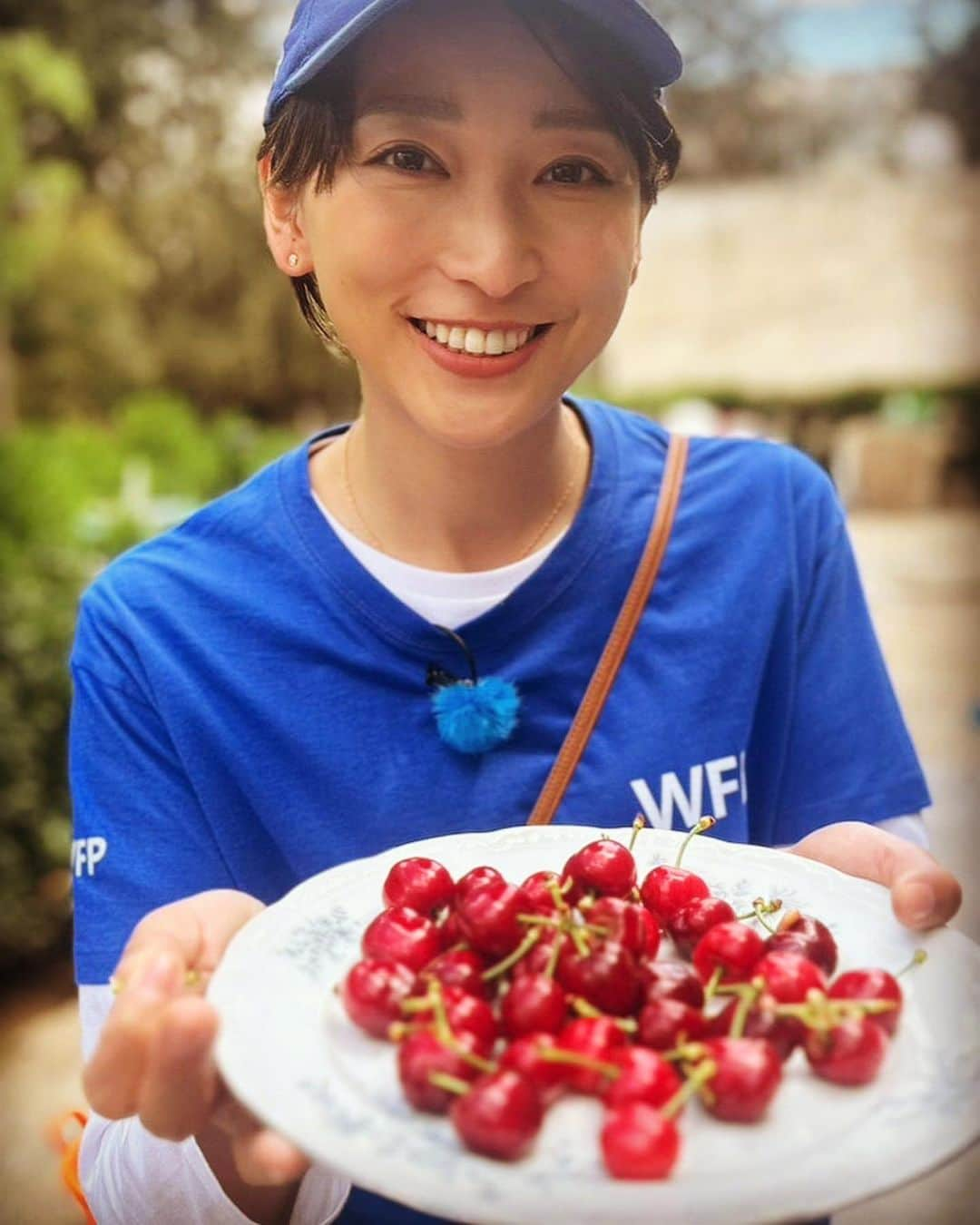 杏さんのインスタグラム写真 - (杏Instagram)「国連WFP親善大使の活動で、チュニジアを視察してきました！ 歴史的にはチュニジアは比較的肥沃な土地で、オリーブやデーツの栽培が盛ん。（美味しい！） ただ昨今の環境問題の農業への影響があったり、 ウクライナの情勢により輸出入にも大きな影響があります。 また、女性がもっと職業や資産を持てるように…など、WFPは様々な面で関わっておられました。  私は学校の給食支援、農業の支援、女性への職業支援などを視察させていただきました。  チュニジアの料理にはハリッサと言う唐辛子のペーストが添えられることが多いのですが、 子供達の食べる給食も、しっかりと辛味があってびっくりしました！👀 小さい頃から食べるので、慣れているそうです。 今はさくらんぼの美味しい季節なの、と畑から甘いさくらんぼを持ってきてくださったり。  学校に向かう道中にはローマ時代の遺跡もありました。  視察の詳しい内容はYouTubeで公開しております。  I went to Tunisia with the UN WFP. It was my first time in Africa. I observed the support for school feeding, support for agriculture, and support for women's empowerment. You can watch the video on YouTube. The harissa was delicious!😋 @worldfoodprogramme #WFP」6月30日 5時38分 - annewatanabe_official