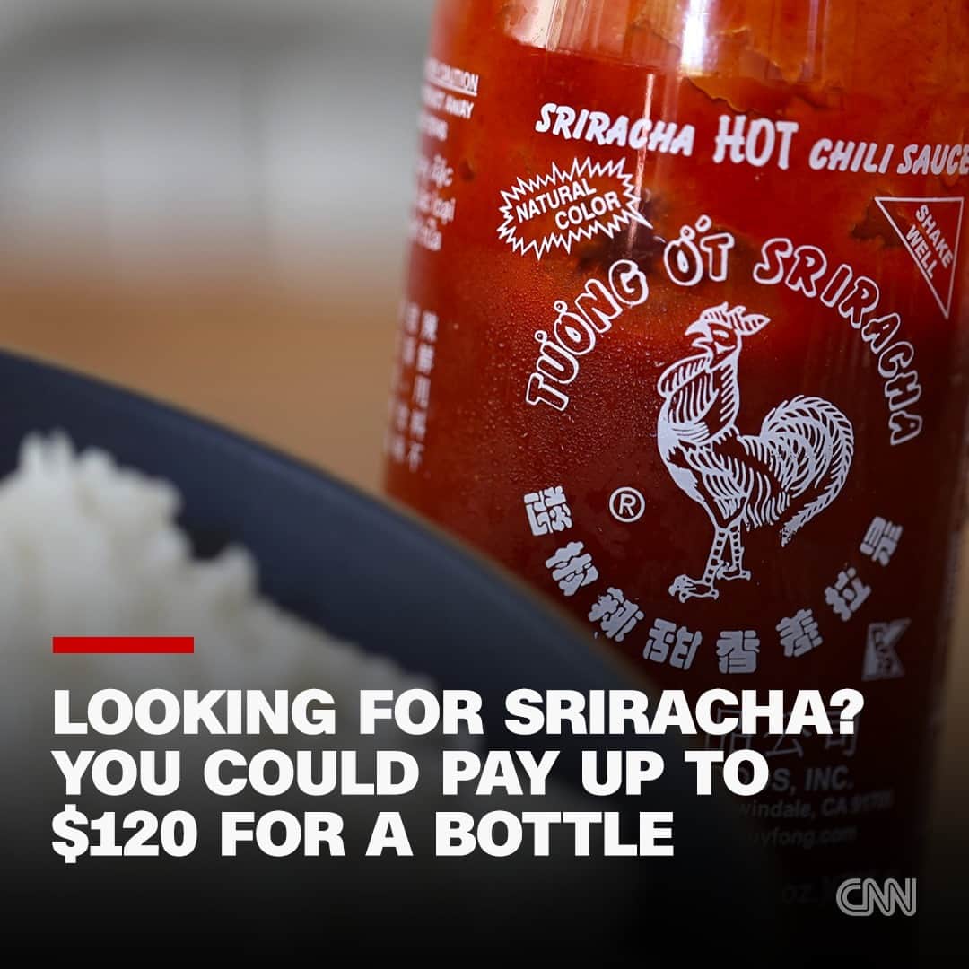 CNNさんのインスタグラム写真 - (CNNInstagram)「The prolonged shortage of a certain red sauce is making the black market go wild.  Prices of Sriracha sauce are as high as $70 on eBay as people look to snap up the spicy sauce — and they're even steeper on Amazon, up to $124. Huy Fong Foods, which makes the rooster-adorned bottled sauce, has been dealing with a years-long shortage of the chilis, which is hurting production and causing some shortages.  Read more at the link in our bio.  📸: Justin Sullivan/Getty Images」6月30日 5時45分 - cnn