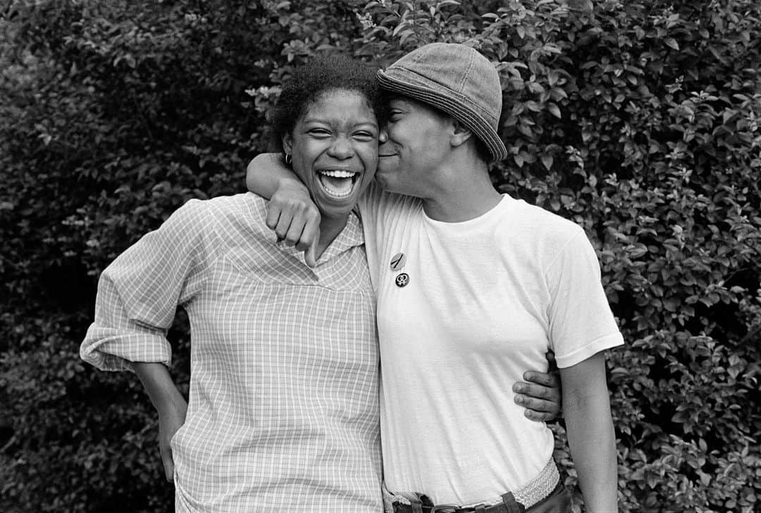 Eileen Kellyのインスタグラム：「📸: Joan E. Biren’s Eye to Eye: Portraits of Lesbians  Sapphic or woman-loving-woman (WLW) is a gender-inclusive umbrella word for lesbian, bisexual, pansexual, and queer people who are attracted to women. It’s a term that describes queer attraction to women.   The words sapphic and lesbian come from the Greek poet, Sappho, who was from Lesbos, respectively. Sappho is considered one of the greatest lyric poets of all time, and her poetry was mainly about love and relationships with women 🤍」