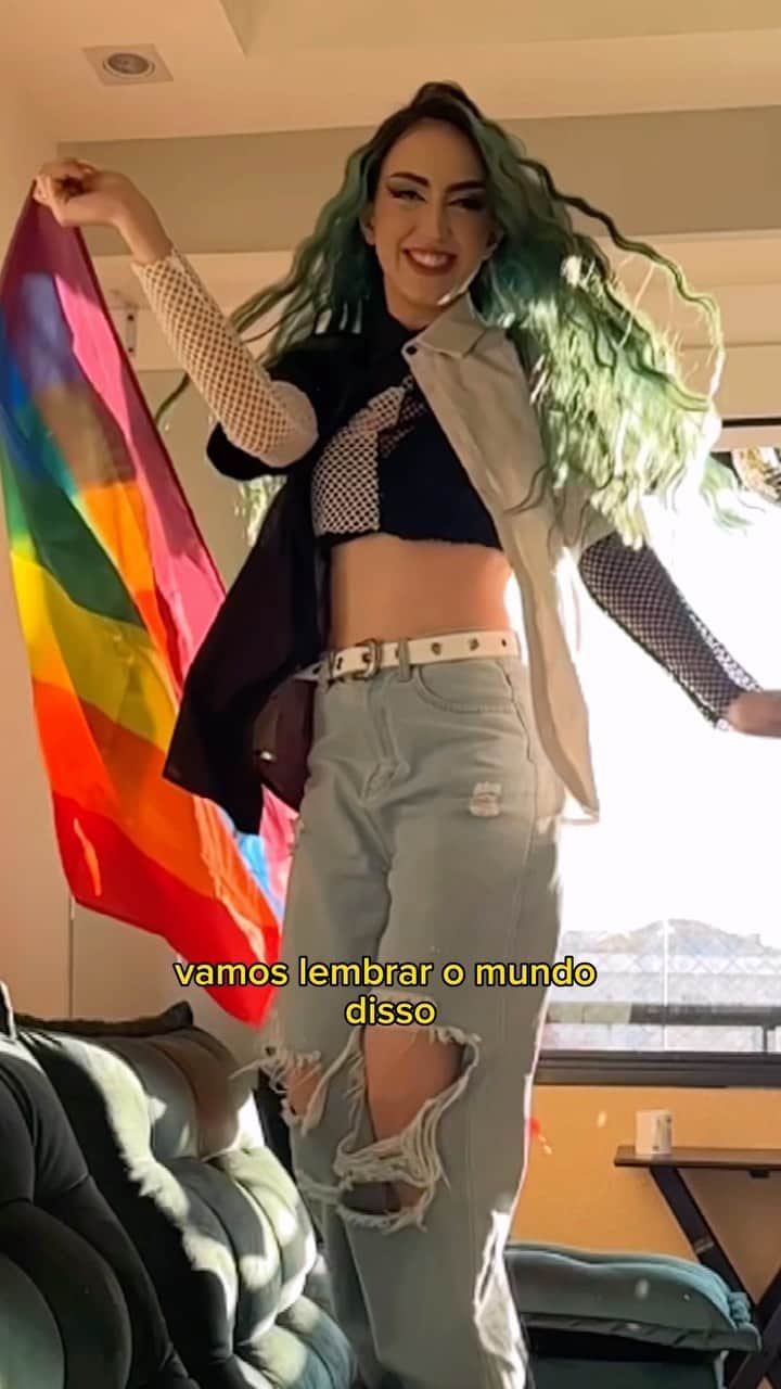 のインスタグラム：「Pq é importante termos nossas bandeiras? Pois somos diversos, mas não estamos sozinhos!🏳️‍🌈 Obrigada @risqueoficial por me chamar pro movimento #OrgulhoColorido, que aliás é um projeto da marca faz um bom tempo!✨Tenha orgulho de si e grite pro mundo as suas cores também! 🌈 #TáNasNossasMãos #OrgulhoColorido #Publi」
