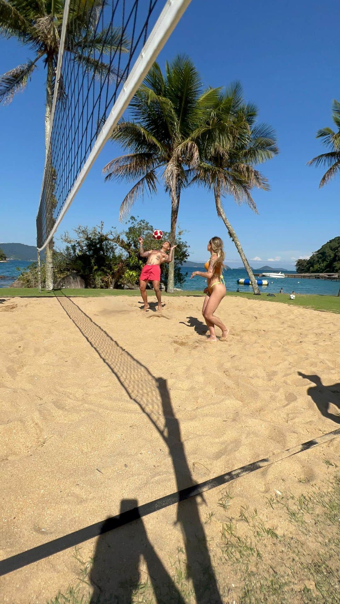 フィリペ・コウチーニョのインスタグラム：「Minha dupla @ainee.c ❤️⚽️🌞 Aceitamos revanche @ig.sousa @b8rnardo」