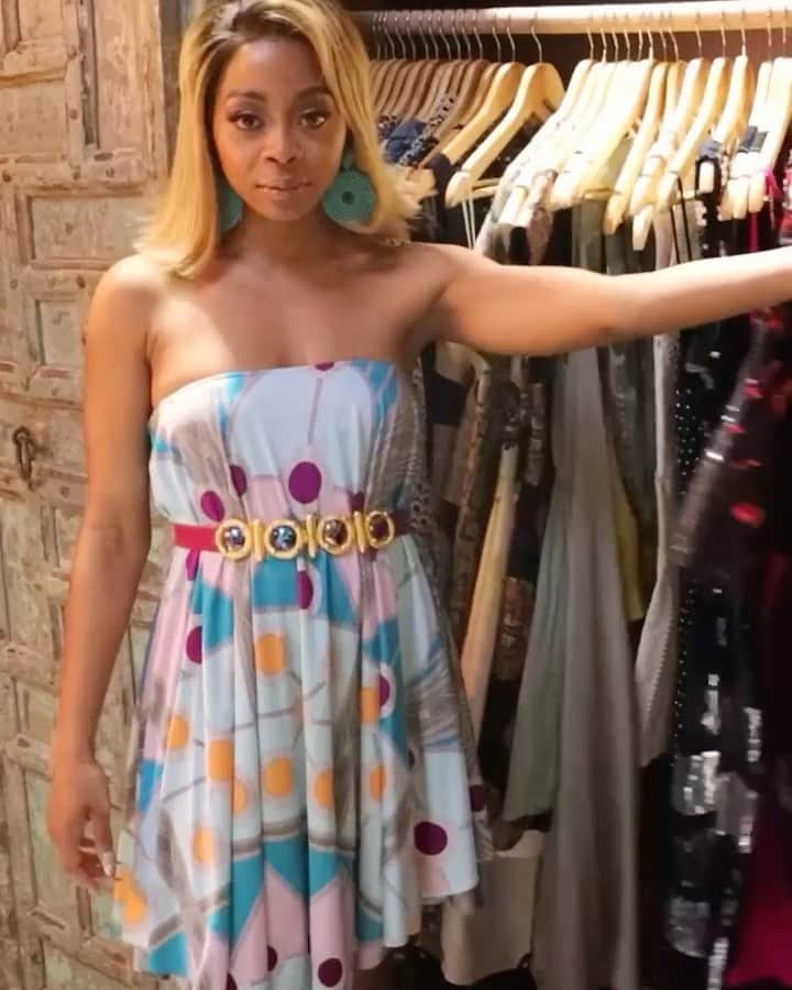 のインスタグラム：「BTS of… #Renee does MTV CRIBS  Random acts of twerking  And pure joy while filming episode 6 of @runtheworldstarz!  New episode drops Friday! See ya there! 💕」
