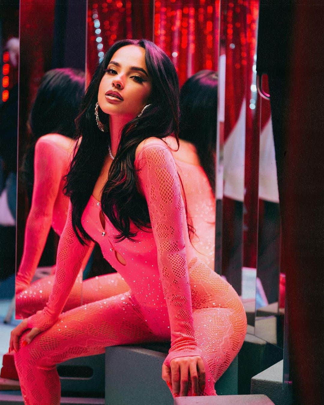 ベッキーGのインスタグラム：「Thank you so much for all of the love on the song & video so far 🥹🙏🏽 “LA NENA” YA ESTÁ DISPONIBLEEEE 💕 @gabitoballesteros」