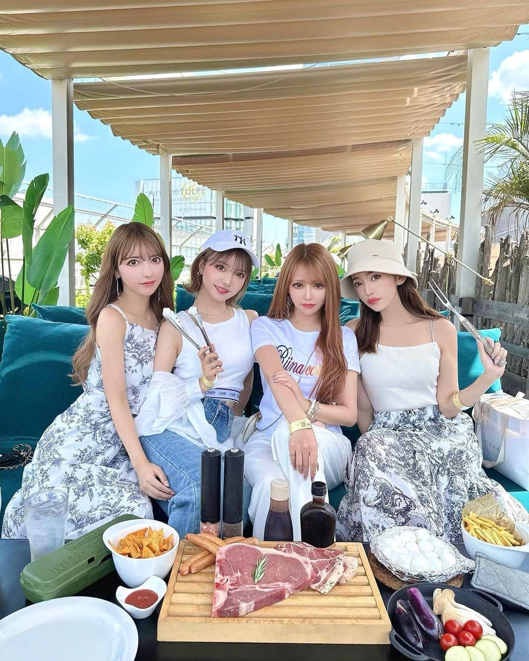 吉川ちかさんのインスタグラム写真 - (吉川ちかInstagram)「仲良しメンバーで BBQをしてきました🥹💓 (@wildbeach_shinjuku )  スタンダードの バーベキュープランと プレミアム飲み放題プラン（ビール含むアルコールとソフトドリンク1時間半飲み放題）にしたよ👏💕  みんなで夏を感じながら BBQ楽しかったです🤣💓  ワイルドビーチは色んなエリアが あるみたいだから是非！ うちらは新宿ルミネエストの ワイルドビーチ⛱へ行きました😛💕  #ワイルドビーチ新宿#ワイルドビーチ#wildbeach新宿#女子会#bbq#バーベキュー#楽しかった」6月30日 6時04分 - yoshikawachika_1116