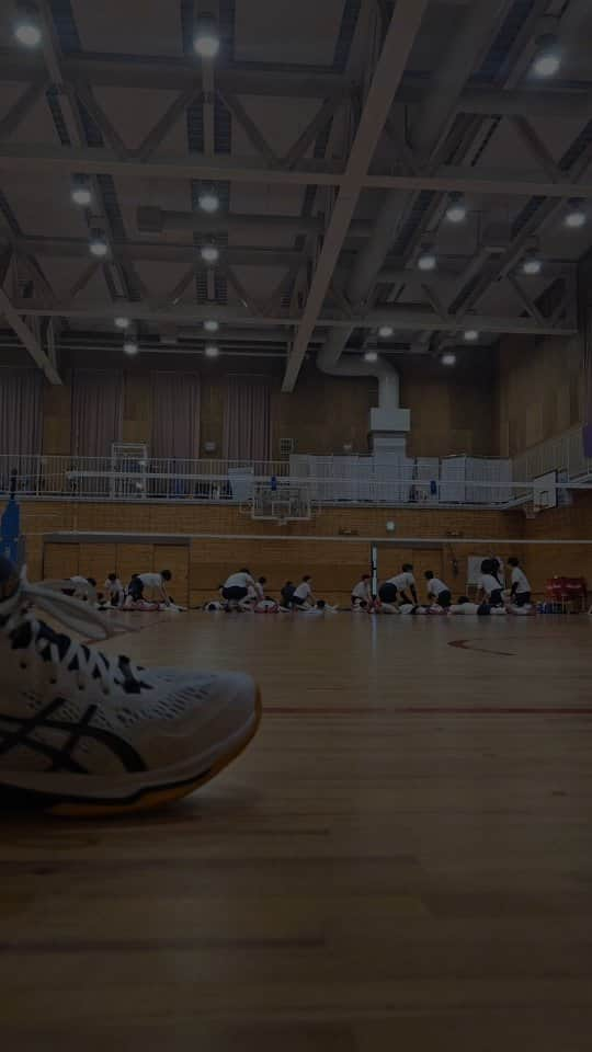 井上琴絵のインスタグラム：「🏐 . . ただパスしてるシーンちょこっとね🤭。 . (画角ミスって、ちょこちょこフレームアウトしてるけど) . . #バレーボール#オーバーパス#アンダーパス #自主トレ#自主トレレポ#リベロ#自由人 #volleyball#practice#libero (載せるかどうかは別として🫣) こんなプレーみたい！とかあったら↓↓↓」