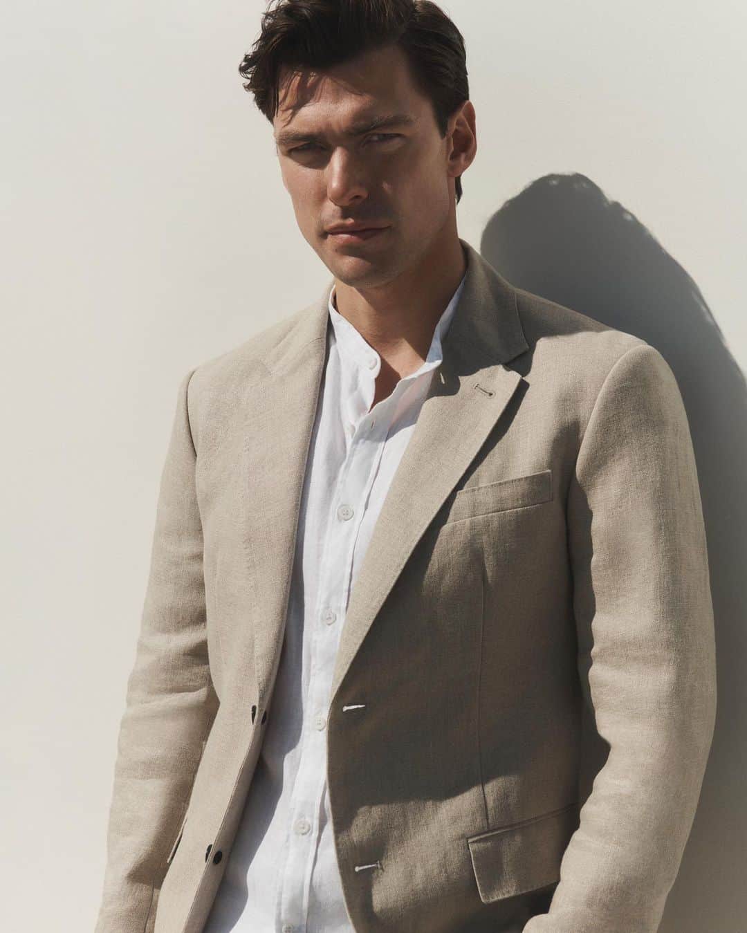 Club Monacoさんのインスタグラム写真 - (Club MonacoInstagram)「Did you know our summer suiting is made from Irish linen? As a result, your suit will look sharper and is less prone to wrinkles.」6月30日 6時10分 - clubmonaco