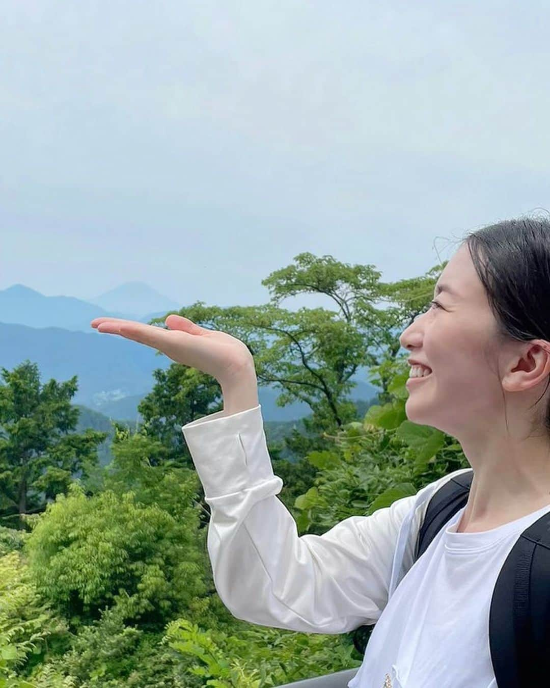 星南のぞみさんのインスタグラム写真 - (星南のぞみInstagram)「高尾山⛰️  同級生と六号路で登りました！  筑波山→御嶽山を経てだったのでとても楽しく登れました♪ 最後の無限階段までは…笑  天候にも恵まれて、山頂では富士山が🗻✨ そして、たぬき蕎麦とビールを頂きました🍻 登山後のこれが1番の楽しみ‼︎‼︎ 山菜がたっぷり入っていて美味しかったです♡  下山はリフトで🤭 途中で写真も撮ってもらえたり色んな景色が見れて気持ちよかったです🌳  下山後は 今年初のかき氷とお団子を食べて夏の先取り🍧🍡  帰りは駅に入ってる温泉で汗を流しました♨️ 日曜日だったので凄い人でした🙀  今月は2回も登山に行けて 自然の力に癒されました✨ 趣味になりつつありますね😼 来月も行けたらいいなぁ…  #高尾山 #六号路 #富士山  #京王高尾山温泉  本日、6月ラストtalk portです☔️ 是非会いに来てください♡ https://talkport.com/publishers/99633a50/live ストーリーにもLink貼っております🔗」6月30日 6時44分 - seina_nozomi