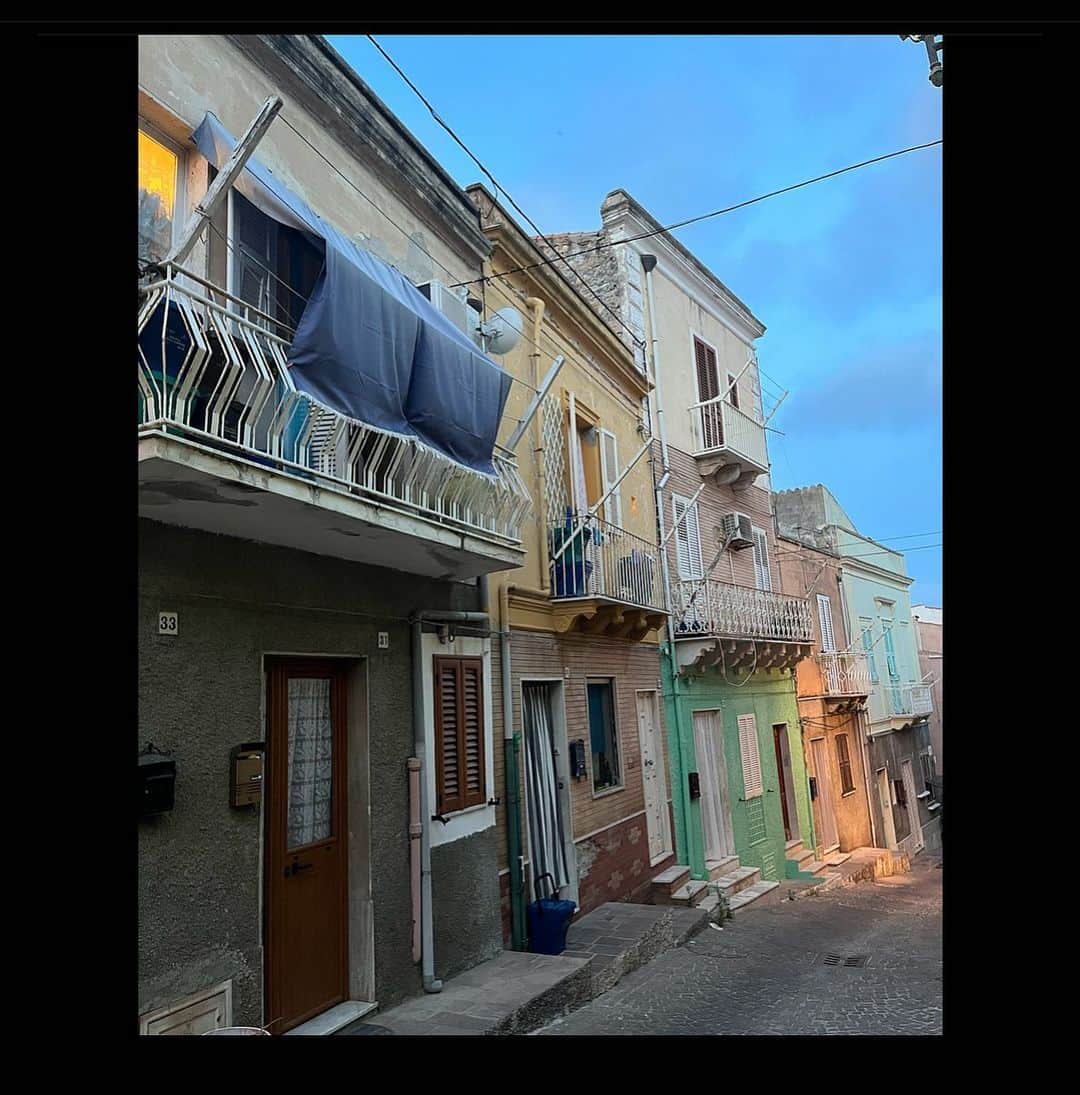 エマニュエル・ベアールさんのインスタグラム写真 - (エマニュエル・ベアールInstagram)「#ciaoitalia🇮🇹 #italiandoitbetter 🍀 @filming_italy  Thank you」6月30日 6時42分 - emmanuellebeart
