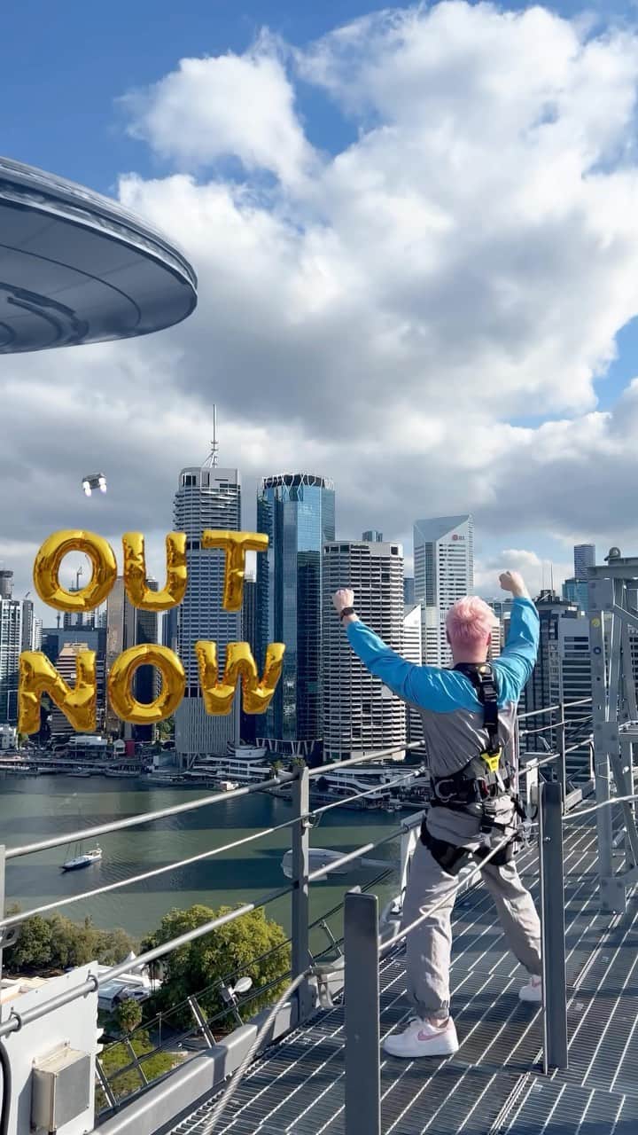シェパードのインスタグラム：「The countdown is over and Daylight is out now! Download it, stream it, add it to your playlists, share it with your friends! Your love is like every single colour magnified! 👽🌈🛸☀️  Video: @joel.benji  #newmusic #newmusicfriday #sheppard #popmusic #daylight #harold #UFO」